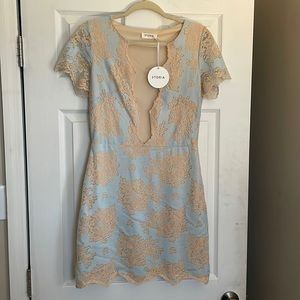 Lace dress. Short sleeve, mini. Blue/nude.